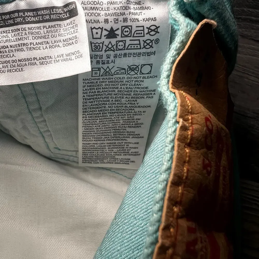 Levis item gently